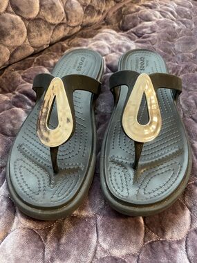 CROCS Black Thong Sandals with Silver Teardrop Accent Size 9